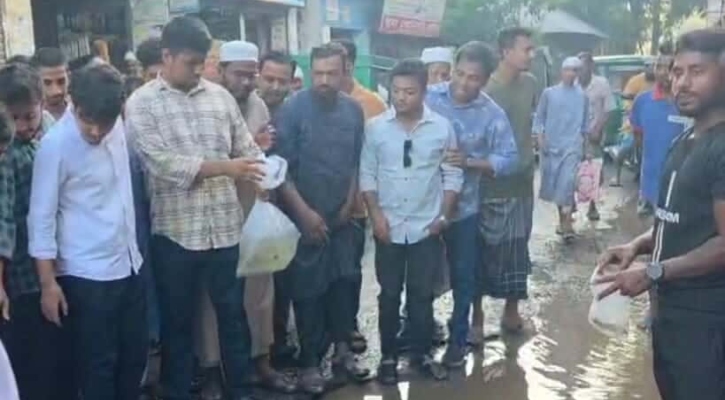 রাস্তায় জমে থাকা পানিতে মাছ ছেড়ে প্রতিবাদ হাসনাতের