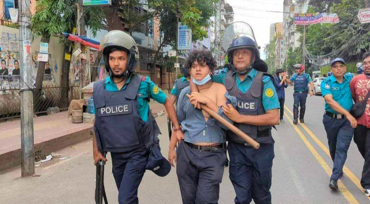 পুলিশে কবজায় এক ছাত্র। 