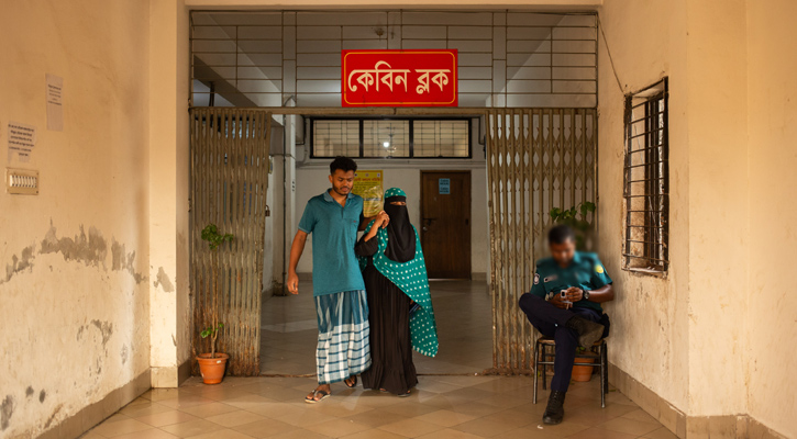জুলাইযোদ্ধা তানজিল একা হাঁটতে পারেন না, রাতে পায়ের ব্যথায় কাতরান।  ছবি: বাংলানিউজ