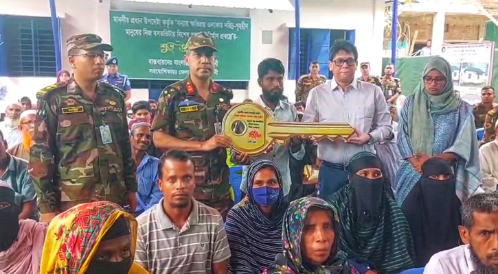 ফেনীতে বন্যায় ক্ষতিগ্রস্তদের মাঝে চাবি হস্তান্তর করেন জেলা প্রশাসক সাইফুল ইসলামসহ কর্মকর্তারা।  ছবি: বাংলানিউজ