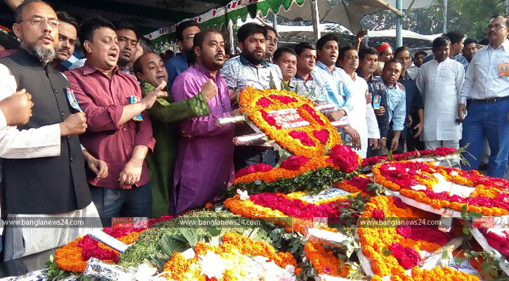 বঙ্গবন্ধুর প্রতিকৃতিতে ফুল দিয়ে শ্রদ্ধা জানাচ্ছেন নেতা-কর্মীরা/ছবি: দীপু মালাকার