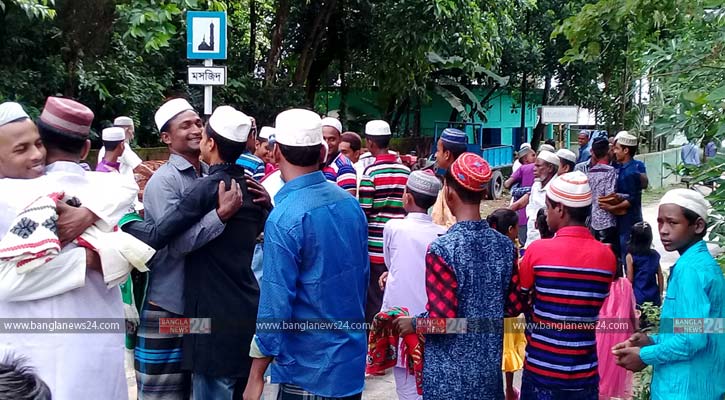 ঈদের নামাজ শেষে কোলাকুলি-ছবি-আবু বকর