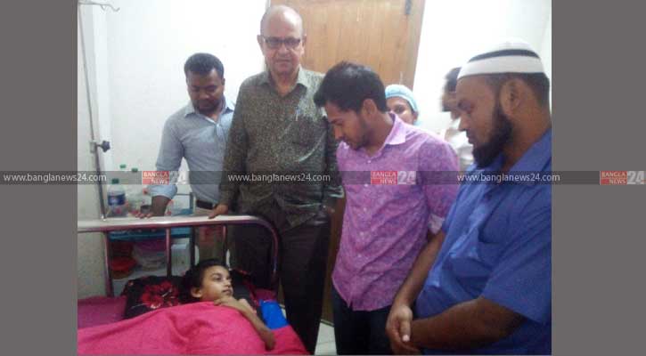 মুক্তামনিকে দেখতে ঢামেকে মুশফিকুর রহিম