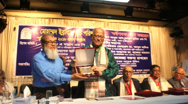 অর্থমন্ত্রী আবুল মাল আব্দুল মুহিতের হাতে পদক তুলে দেওয়া হয়-ছবি- শাকিল