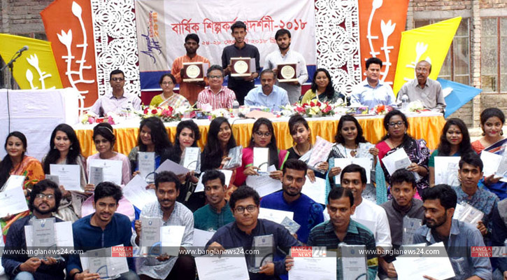 বার্ষিক শিল্পকলা প্রদর্শনীতে পুরস্কার প্রাপ্তরা/ছবি: বাংলানিউজ