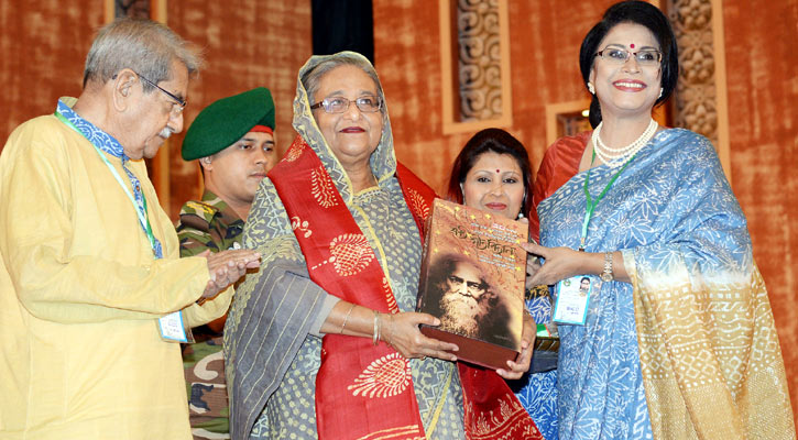 সুরের ধারার রজতজয়ন্তী উৎসবে প্রধানমন্ত্রী শেখ হাসিনাকে ‘শ্রুতি গীতবিতান’ প্রদান করেন রেজওয়ানা চৌধুরী বন্যা। ছবি: পিআইডি