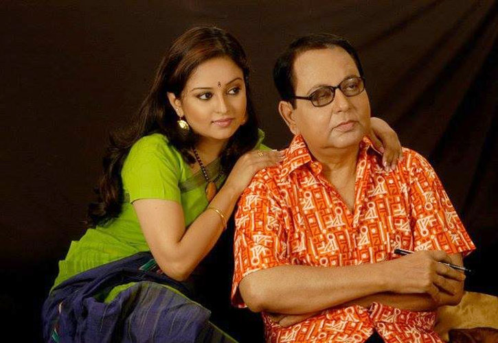 বাবা বুলবুল আহমেদের সঙ্গে ঐন্দ্রিলা
