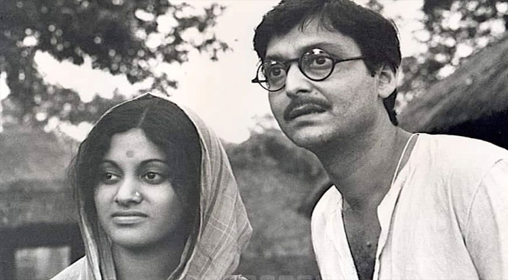 সত্যজিৎ রায়ের 'অশনি সংকেত' সিনেমার দৃশ্যে সৌমিত্র চট্টোপাধ্যায় এবং ববিতা। ছবি: ইন্টারনেট