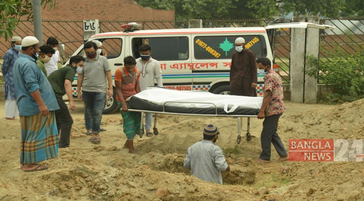 করোনায় মৃত ব্যক্তির লাশ দাফন করা হচ্ছে রায়েরবাজার কবরস্থানে | ছবি: জিএম মুজিবুর রহমান