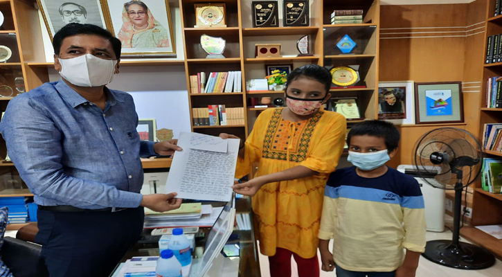 চট্টগ্রামের জেলা প্রশাসক মো. মমিনুর রহমানের হাতে চিঠিটি তুলে দেয় মিমবর।