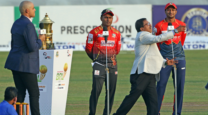 টস হেরে ফিল্ডিংয়ে বরিশাল, খেলছেন সাকিব