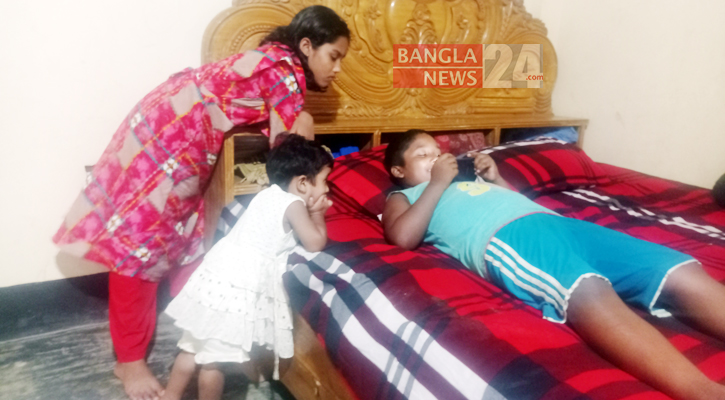 ডিভাইসমুখী শিশুরা। ছবি: বাংলানিউজ