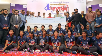 নারী ফুটবলারদের বীরোচিত সংবর্ধনা দিল রূপায়ণ