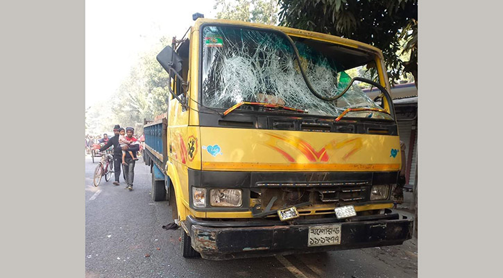 ফরিদপুরে ট্রাকের ধাক্কায় প্রাণ গেল ভ্যানচালকের