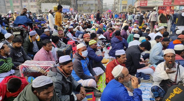 আখেরি মোনাজাতের অপেক্ষায় মুসল্লিরা