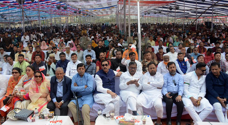 ছাত্রলীগের কর্মীসভায় নেতাকর্মীর ঢল, দর্শক সারিতে শামীম ওসমান 