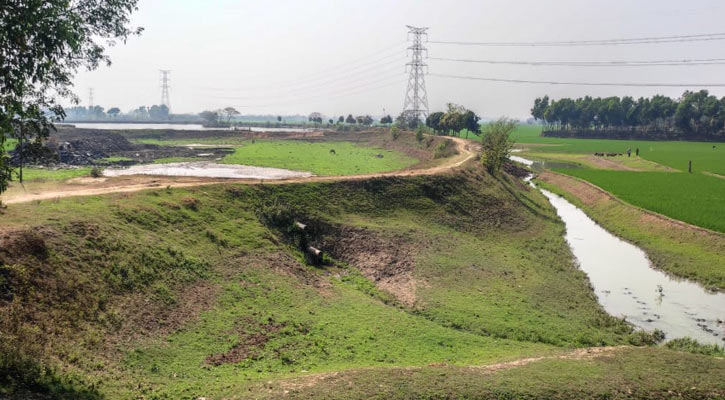 আখাউড়ায় বেড়িবাঁধ নির্মাণ, জমির পানি নিষ্কাশন বন্ধ