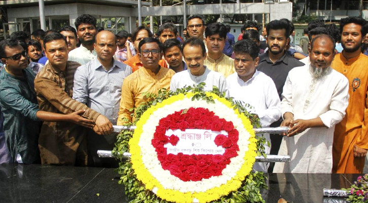 বঙ্গবন্ধুর প্রতিকৃতিতে শিশু-কিশোর মেলার নতুন কমিটির শ্রদ্ধা নিবেদন 