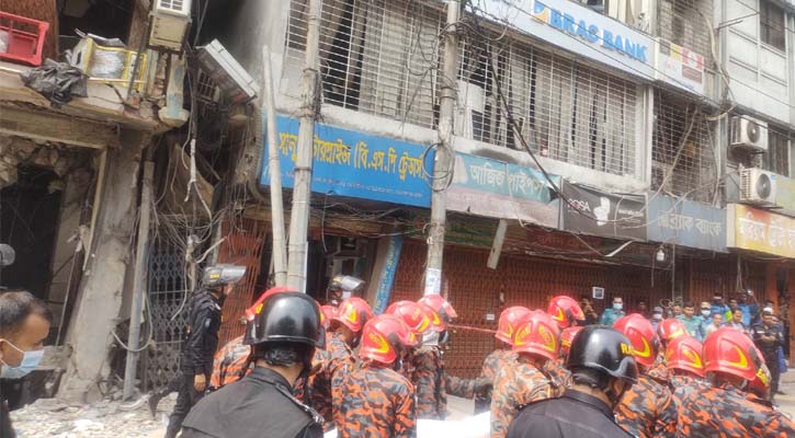 সিদ্দিকবাজারে বিস্ফোরণ: বেসমেন্টে মিলল একজনের শরীরের অংশ