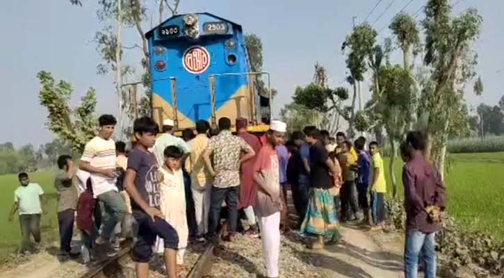 গরুকে ধাক্কা দিয়ে বিকল ট্রেনের ইঞ্জিন!