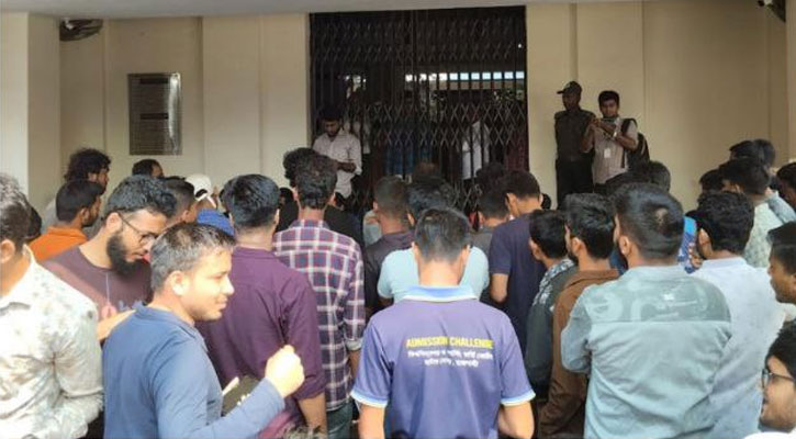 প্রশাসনিক ভবনে তালা, ফের বিক্ষোভে উত্তাল রাবি