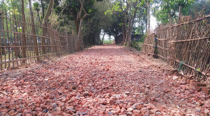 সংস্কারের কাজ আটকে থাকায় ভোগান্তিতে এলাকাবাসী 