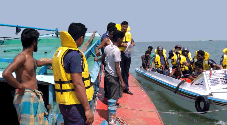 চাঁদপুরে ৭ লাখ মিটার কারেন্ট জাল জব্দ, ১৯ জেলে আটক