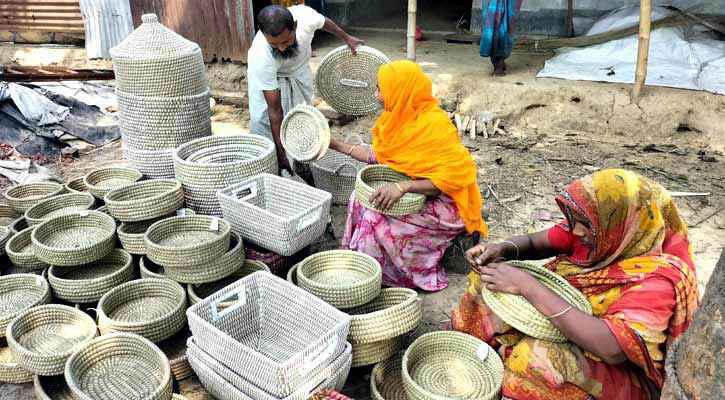 বগুড়ার ছন-তালপাতার পণ্য যাচ্ছে বিদেশেও 