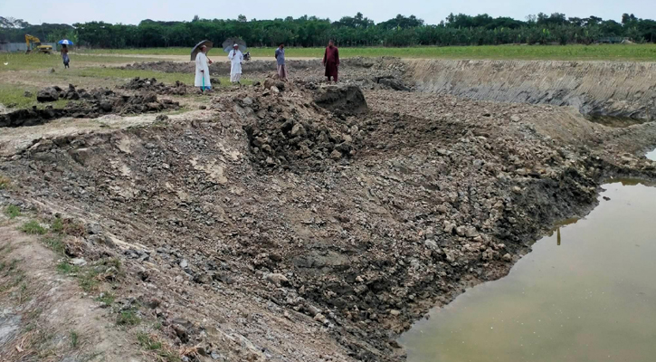 তিন ফসলি জমির মাটি জোর করে  কেটে নেওয়া হচ্ছে ইটভাটায়!