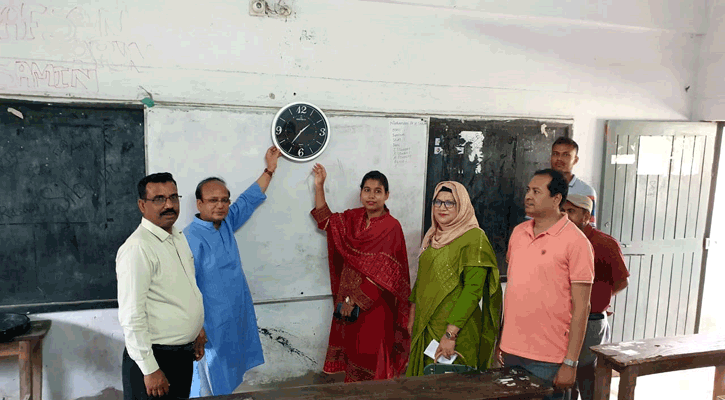 নীলফামারীতে এসএসসি পরীক্ষা কক্ষে দেয়াল ঘড়ি উপহার