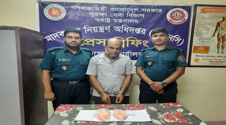 বাসে তল্লাশি চালিয়ে ইয়াবাসহ যাত্রী আটক
