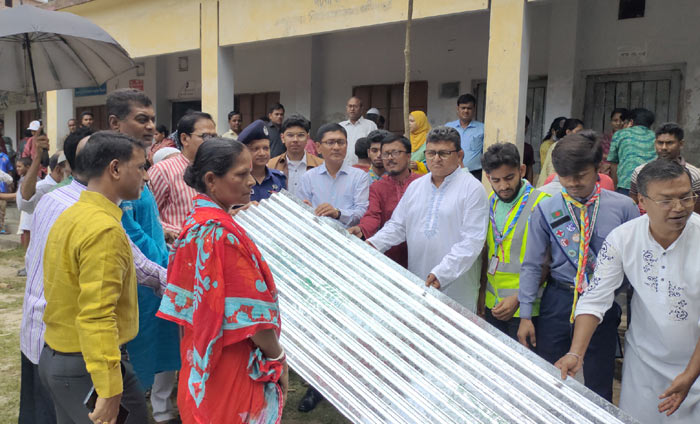 আগুনে ক্ষতিগ্রস্তদের সহায়তা দিল পটুয়াখালী জেলা প্রশাসন