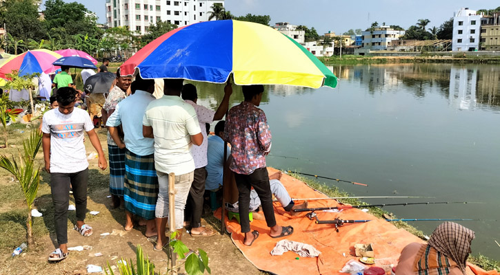 ৬ হাজার টাকায় টিকিট কেটে ‘নীল সাগরে’ মাছ ধরার উৎসব 