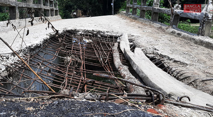 ভটভটি চললেই কাঁপে সেতু, ঝুঁকি নিয়ে পারাপার