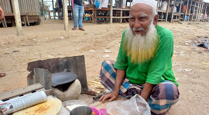 সকালে রুটি বেচে সংসার চালান বৃদ্ধ মিন্নত, বাকি সময় কাটে ইবাদতে