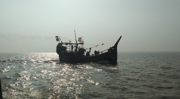 ঘূর্ণিঝড় মোখা: এখনও সাগরে অনেক জেলে মাছ শিকারে ব্যস্ত