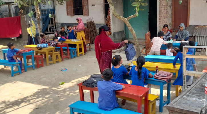 ফরিদপুরে খোলা আকাশের নিচে শিক্ষার্থীদের পাঠদান