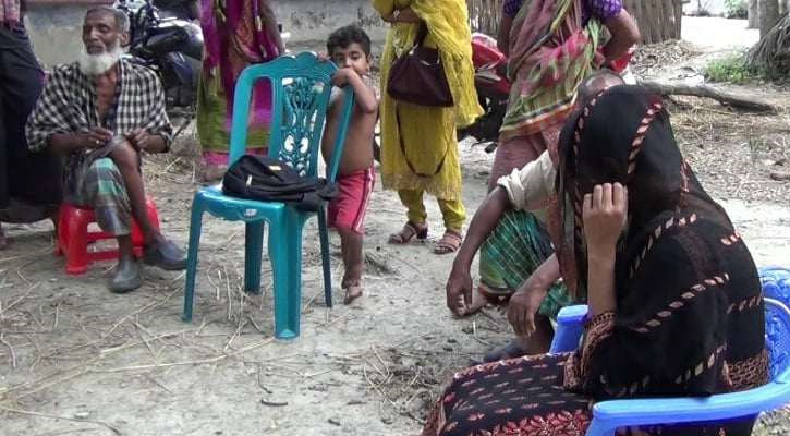 পরকীয়ায় ধরা পড়ে পলাতক প্রেমিক,  বিয়ের দাবিতে বাড়িতে আরেক তরুণী