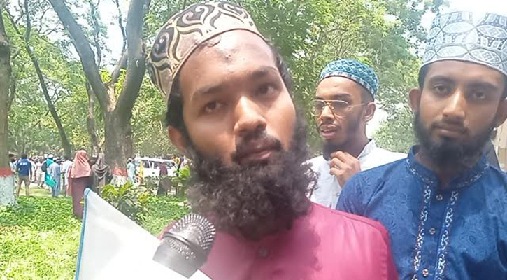 পা দিয়ে লিখে ভর্তিযুদ্ধে অংশ নিলেন হাবিবুর