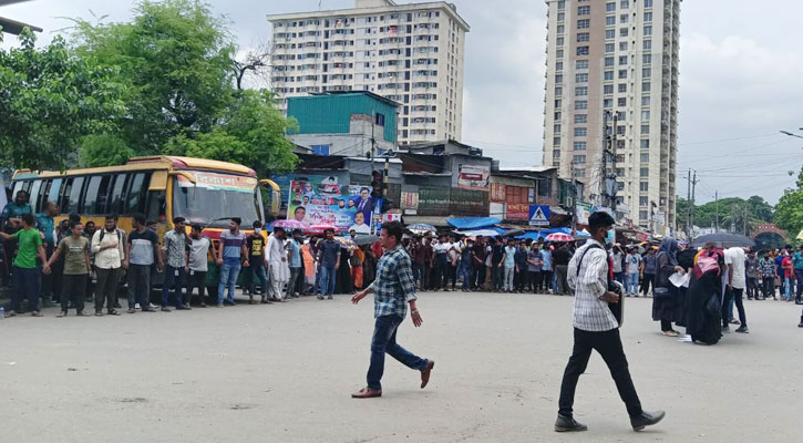 নীলক্ষেত মোড় অবরোধ করেছেন সাত কলেজের শিক্ষার্থীরা