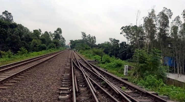 মির্জাপুরে চলন্ত ট্রেনের ছাদ থেকে পড়ে যুবক নিহত