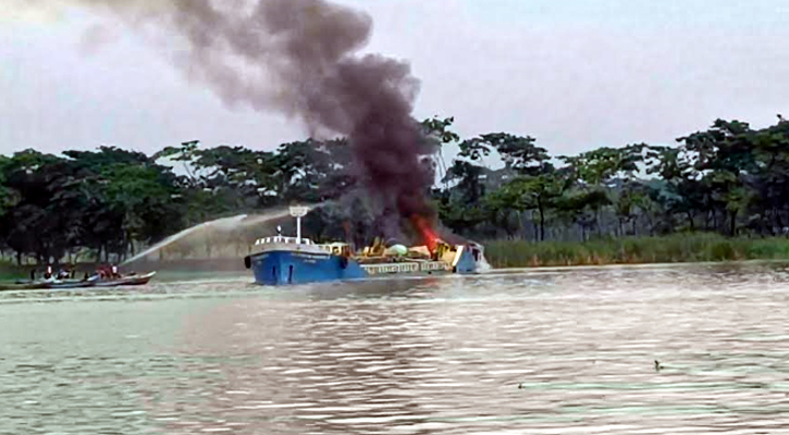 সুগন্ধায় জাহাজ বিস্ফোরণ: নিখোঁজদের সন্ধানে অভিযান চলছে