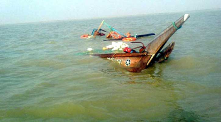 ভোলার মেঘনায় ঝড়ের কবলে পড়ে ১১ ট্রলার ডুবি