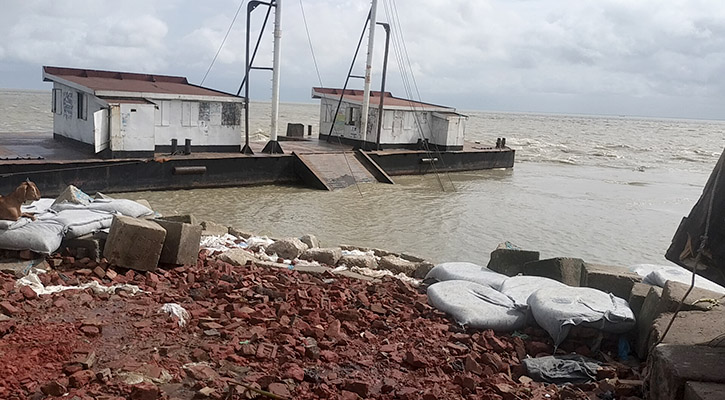 ভোলা-লক্ষীপুর রুটে ফেরি চলাচল বন্ধ, দুর্ভোগে যাত্রীরা