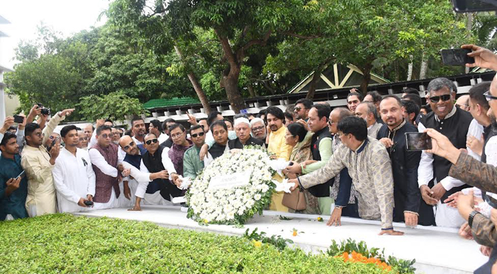 বঙ্গবন্ধুর সমাধিতে এফবিসিসিআই’র নবনির্বাচিত কমিটির শ্রদ্ধা