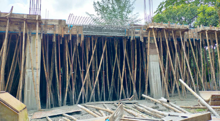 জাবিতে ধসে পড়ল নির্মাণাধীন মসজিদের ছাদ