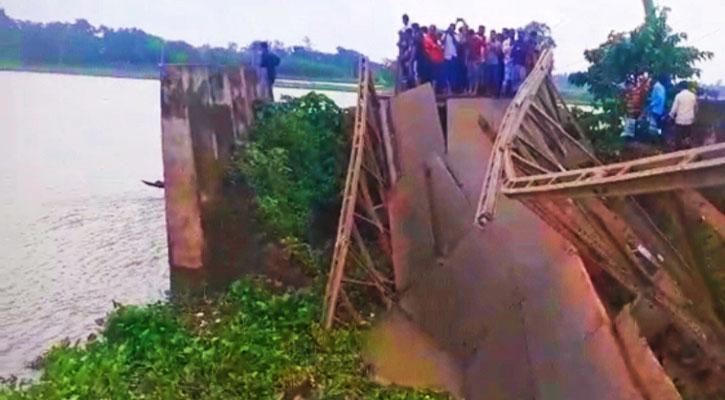 বেইলি ব্রিজ ভেঙে নদীতে ট্রাক, চালক ও হেলপার নিহত