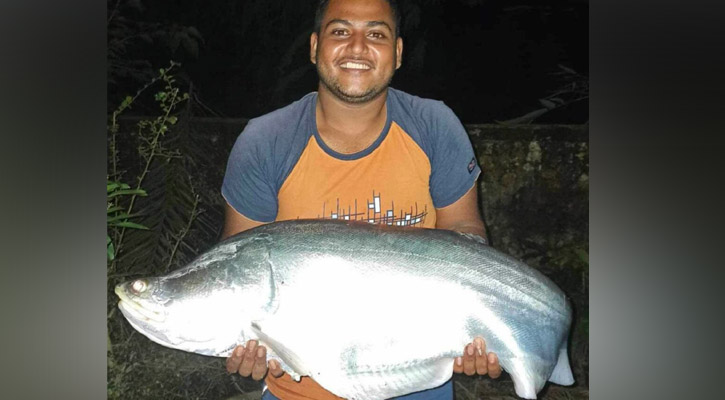 হাসপাতালের পুকুরে ধরা পড়ল ১১ কেজির চিতল