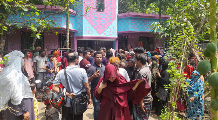 বসতঘরে ঝুলছিল গৃহবধূর মরদেহ, পরিবারের দাবি হত্যা