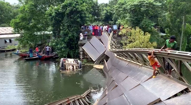 টাঙ্গাইলে ব্রিজ ভেঙ্গে ট্রাক পানিতে, যোগাযোগ বিচ্ছিন্ন